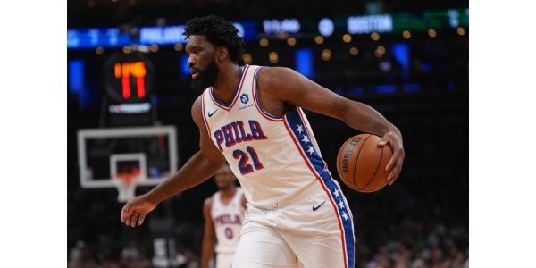 Joel Embiid volvió a alardear de su fuerza Joel Embiid volvió a alardear de su fuerza